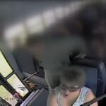 【動画】アメリカの女児、スクールバスのドアに挟まったまま引き摺り回される