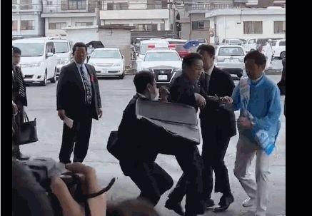 【動画】とっさに爆弾を蹴りシールド展開…岸田首相のSP、めちゃくちゃ有能だった