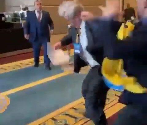 【動画】ウクライナ大使、国際イベントでロシア大使をボコボコに殴る