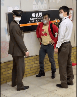 「おかしいべ!こっちはマスクしてんのに!」中年男、地下鉄でノーマスクの女性に絡む
