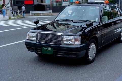 ワイ、タクシー運転手月給50万