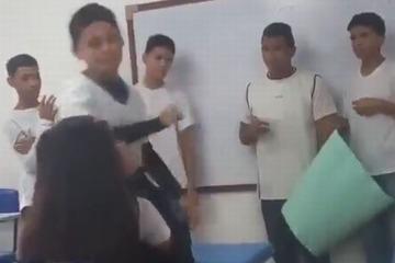 【閲覧注意】ブラジルの学校で、男子生徒が女子生徒の顔をペンで突き刺す