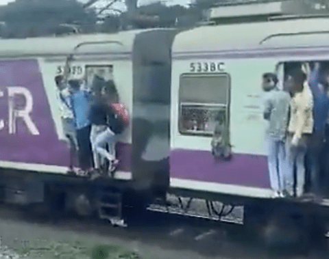 悲報インドの電車の日常がこちら