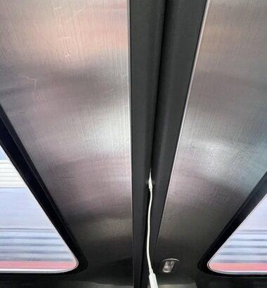 【画像】電車のドアにイヤホン挟んでしまったんやが😭