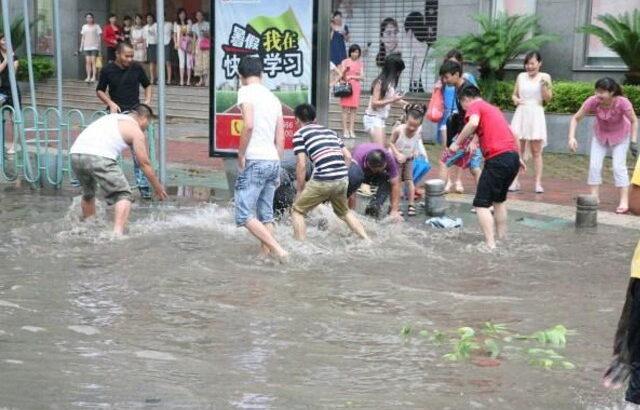 日本とは明らかに違う、中国人は洪水で魚とり開始！！