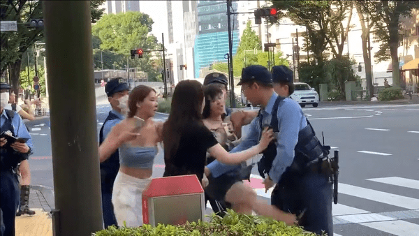 【動画】中国人の女が、日本の警察をボコボコに蹴る様子がツイッターで話題