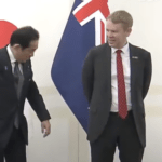 【動画】岸田首相、握手してもらえずにパニックに