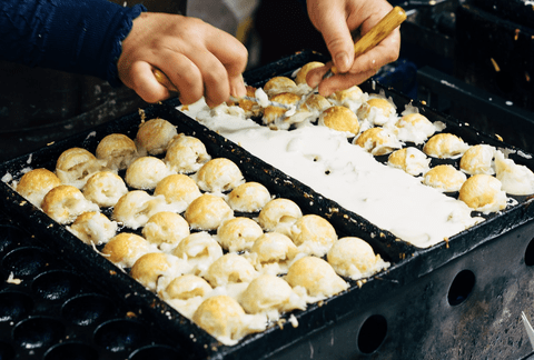 【悲報】たこ焼き屋に客がクレーム「プロならどれだけ暑くても汗ひとつかかず働くべき。それが出来ないならプロ失格」