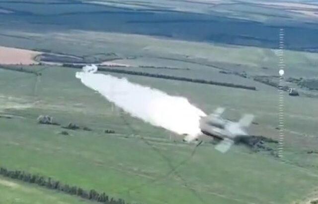 ウクライナ軍のドローン、飛来するロシアの対空ミサイルを激写
