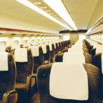 【悲報】新幹線自由席の高齢男性、グリーン車の大学生に「席を譲れ」と詰め寄ってしまう