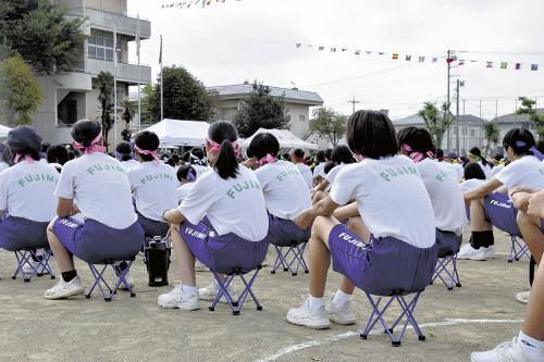 学校の「体育座り」見直しの動きを支持する声が広まる！生徒たちは携帯パイプ椅子使用のメリットを語る