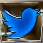 Twitter本社に飾ってあった青い鳥の電飾看板､爆サイが落札してたｗｗｗｗｗｗ