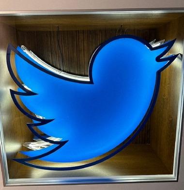 Twitter本社に飾ってあった青い鳥の電飾看板､爆サイが落札してたｗｗｗｗｗｗ