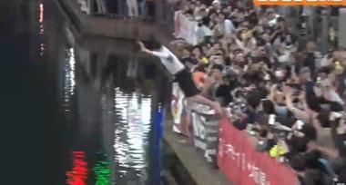 【動画】道頓堀、やっぱり阪神ファンが飛び込みまくってカオス