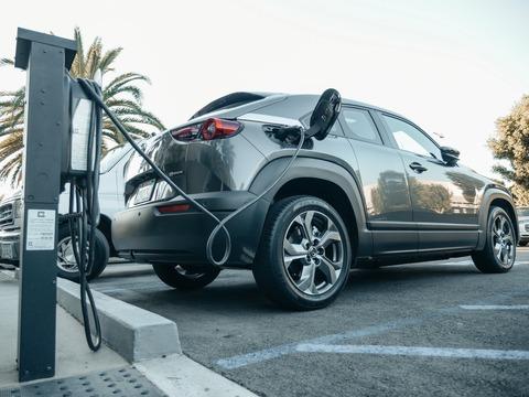 【悲報】電気自動車(EV)の充電代、急速充電器を多用するとガソリン車の給油代より高くなる