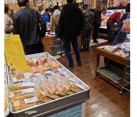 【画像あり】最近の日本人、スーパーの半額弁当を奪いあってしまう