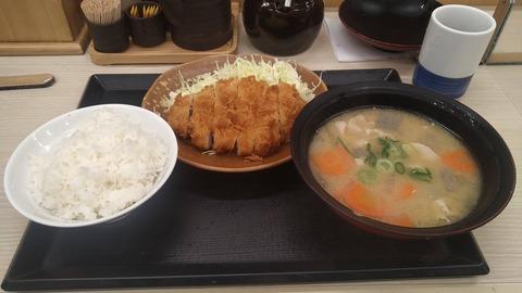 【画像】かつやの豚汁定食さえいつでも食えれば人生悪くないわね