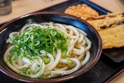 【社会】セルフうどん店で、目を離した隙に1歳児がヤケド→母親｢どうしてくれるんだ！店は責任取れ！｣