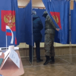 【動画】ロシアの大統領選挙､兵士がちゃんと候補者の名前を記入しているかチェックしてくれる親切仕様だった