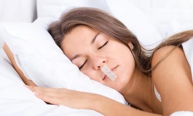 ｢口呼吸防止テープ｣貼って寝た結果ｗｗｗｗｗｗｗｗ