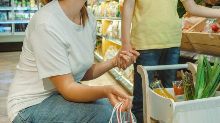 【迷惑行為】スーパーで未会計商品を開封、雑貨店でグラスを壊す…でも「子供がしたことだから」と“当然無罪”を主張する親の態度に苦慮する店員たち