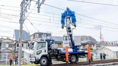 JR西日本､鉄道設備のメンテナンスに巨大な人型重機ロボット導入