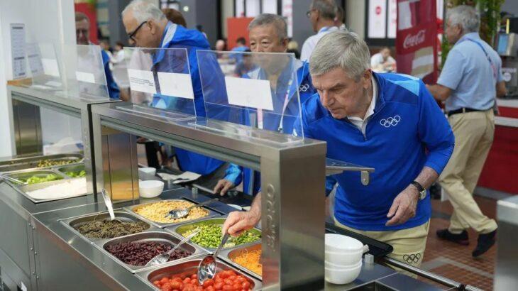 パリ五輪選手村の食堂で「肉不足」の不満、組織委員会が対応