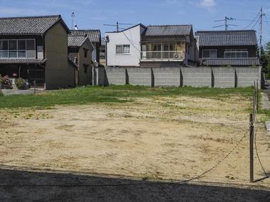 【悲報】ワイ「近所の空き地なんかできるな…コンビニか弁当屋か…」