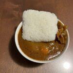 「2日目のカレーあるある」— 冷凍ご飯がカレーの上に鎮座、その光景に共感続出