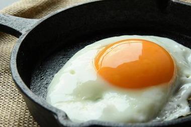 目玉焼き作る時フライパンに水を入れて蒸すかそのまま焼くかでレスバしてしまう