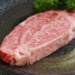 お店やと2000円の肉普通に頼むのに