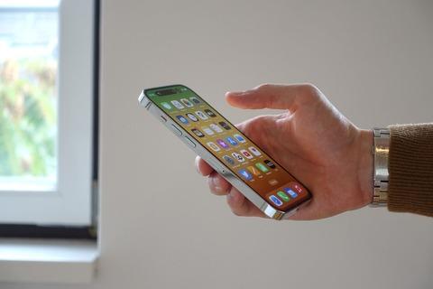 iPhone←こいつブランドだけとか叩かれてるけど普通に実用性も優ってるよな