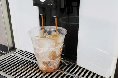 コンビニでコーヒー注文してカフェラテを2杯入れた男､懲役9年