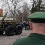 ロシアの無人地雷除去車両、操縦者を襲う