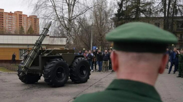 ロシアの無人地雷除去車両、操縦者を襲う