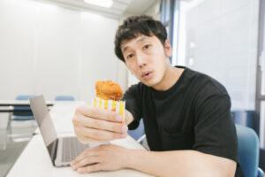 大人が歩きながらファミチキ食うのって恥ずかしいことなん？