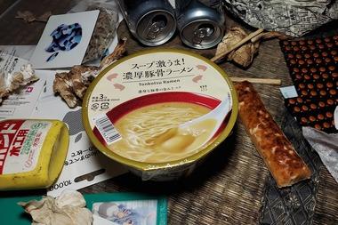 【画像】ローソンの具なしカップ麺買ったから食うぞ！