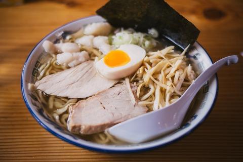 三大ラーメン屋で殴りたくなる客「写真撮る奴」「カップルで来る奴」