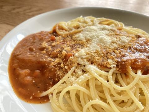 【悲報】ワイニートの晩飯、粉チーズかけまくりのミートスパゲティのみ😭