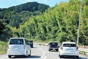 追い越し車線でちんたら走ってるやつに車間つめてパッシングするのは煽り運転になる？