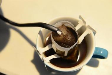 ワイ、初めてドリップコーヒーを作るも粉まみれになる