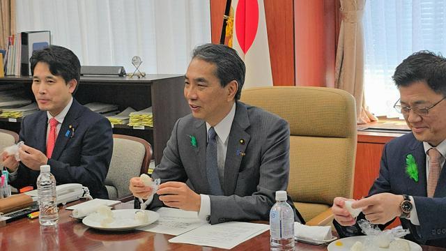 【爆笑】農水相「備蓄米30万トン放出したのに流通しない、大変な問題だ！」