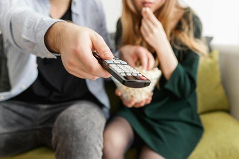 【悲報】嫁の頭が悪すぎて映画もまともに見られない