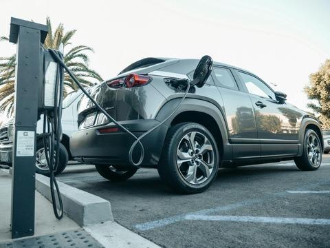 正直EVなんて航続距離1000kmは走れて満充電が10分位で終わらないと手が出せないよね