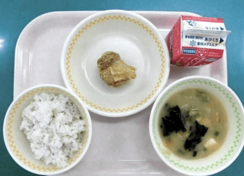 【悲報】福岡の小学校給食、唐揚げ1個…ありがとう自民党