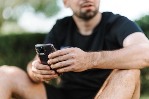 お前ら本体が黒のスマホはやめとけ