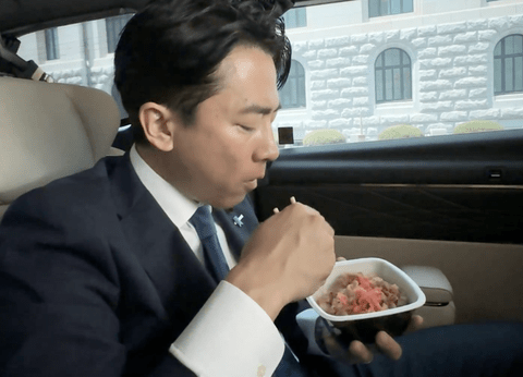 【悲報】小泉進次郎さん、ただ牛丼食うだけの動画が1億回も表示される