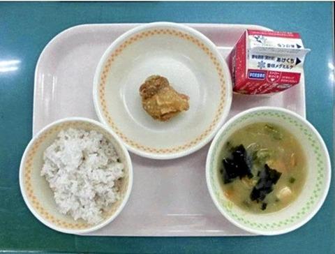 【悲報】唐揚げ1個給食、相次ぐ批判で改善へ。福岡市教委「器が大きくて相対的に小さく見えてしまった。見た目も考えないといけなかった」