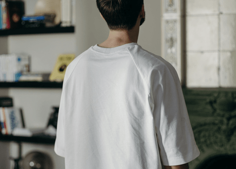 ワイ、Tシャツは綿よりポリエステルの方が優れていることに気付く