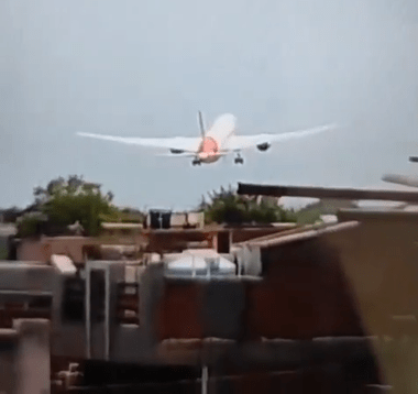インドでボーイング787型機が離陸直後に市街地に墜落 乗客乗員240人余
